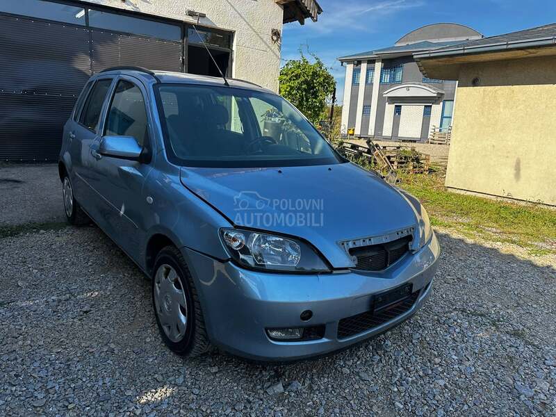 Mazda 2 Delovi 2005. god. -  kompletan auto u delovima