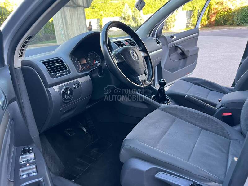 Volkswagen Golf 5 1.6B  S A L O N