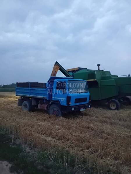 John Deere 975