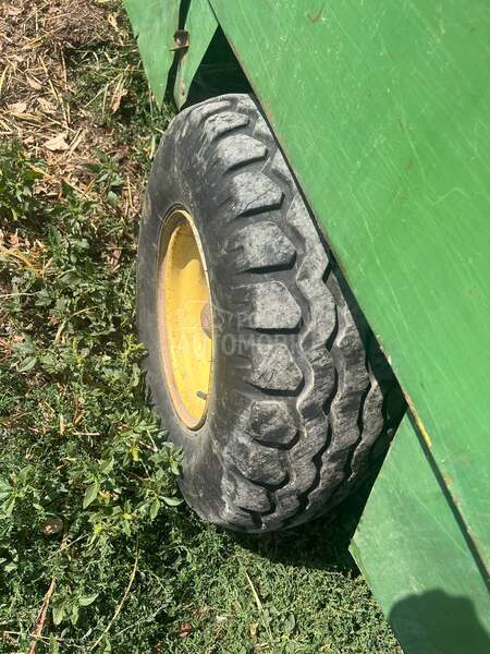 John Deere 332