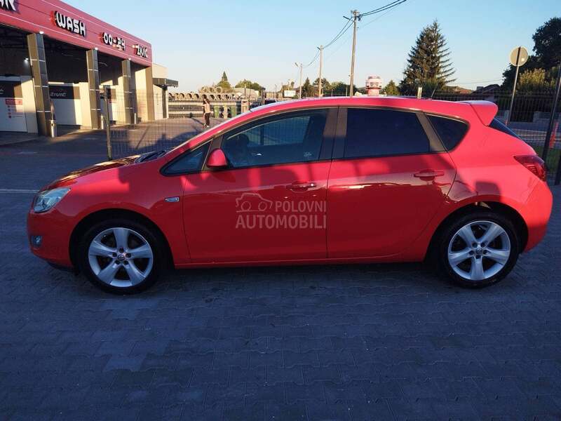 Opel Astra J 1.4T CH