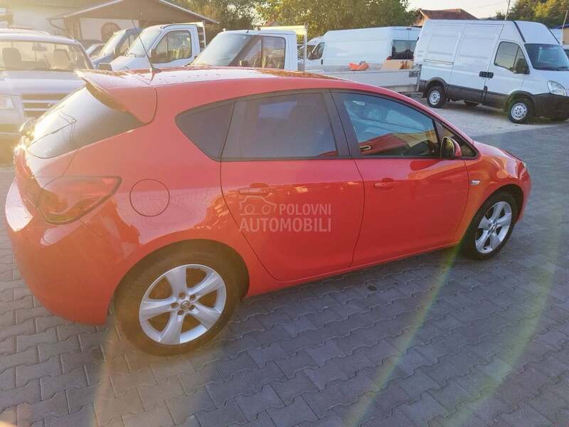 Opel Astra J 1.4T CH