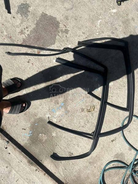 Keder gume oko stakla