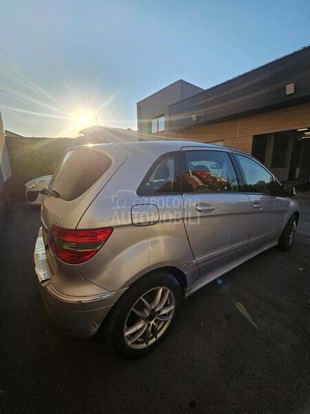 Mercedes Benz B 180 