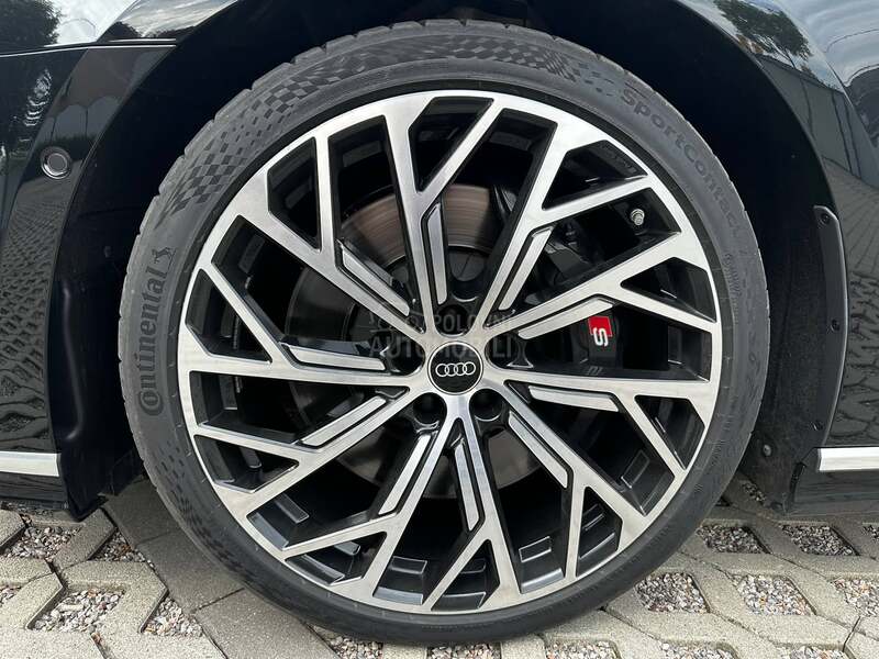 Audi S8 