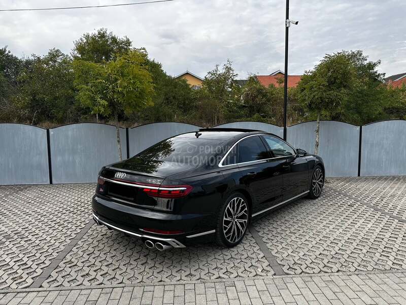 Audi S8 