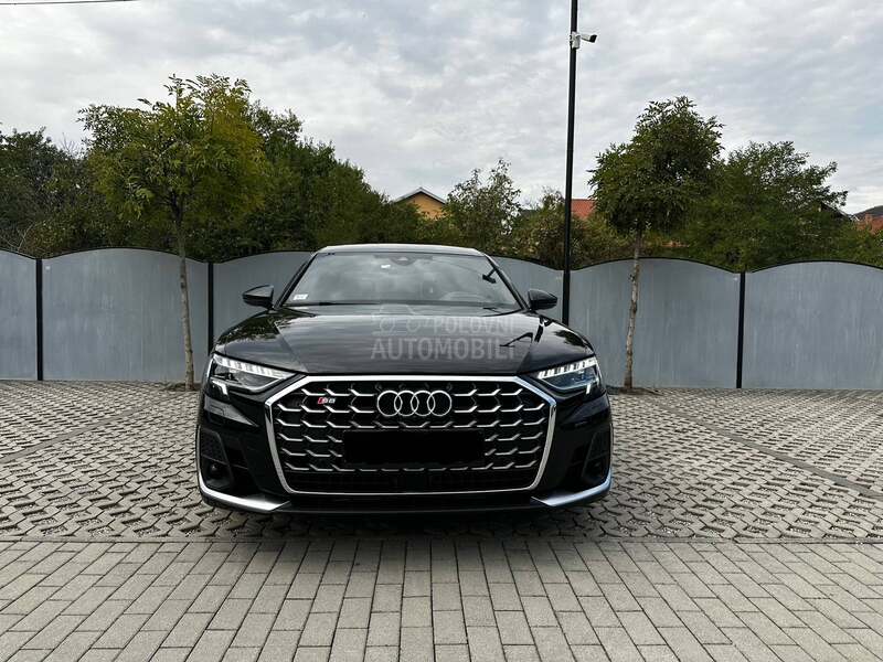 Audi S8 