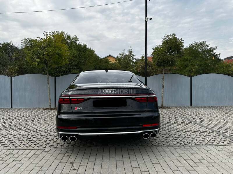 Audi S8 