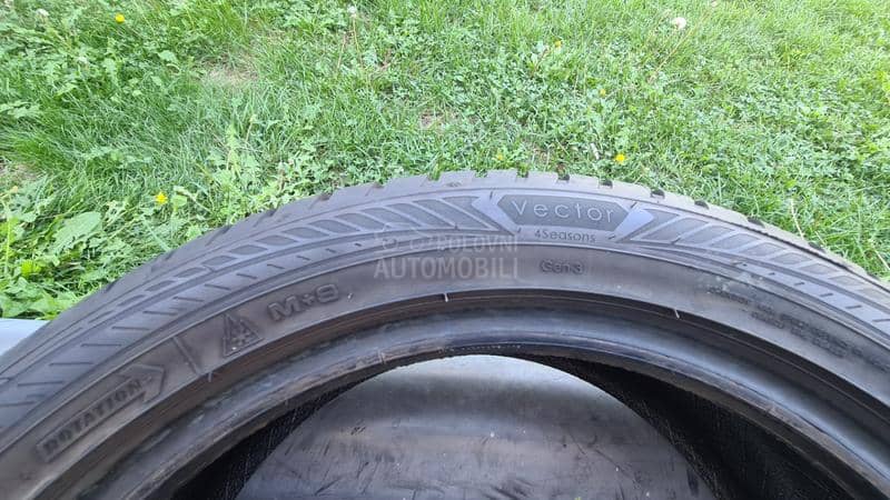 Goodyear 215/50 R18 Zimska