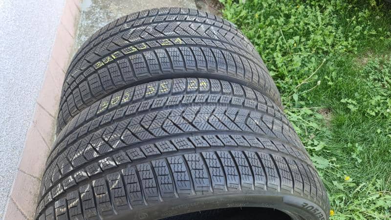 Pirelli 305/35 R21 Zimska