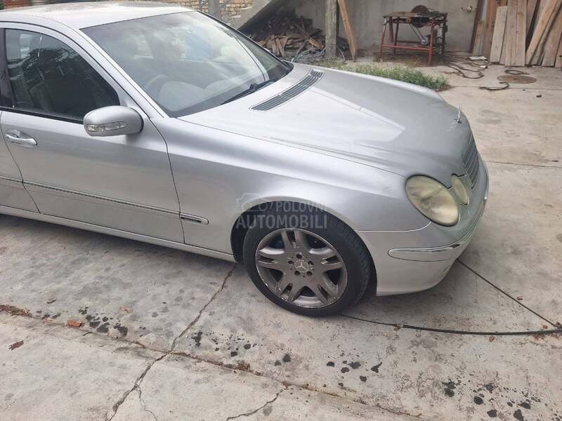 Delovi za Mercedes Benz E 220