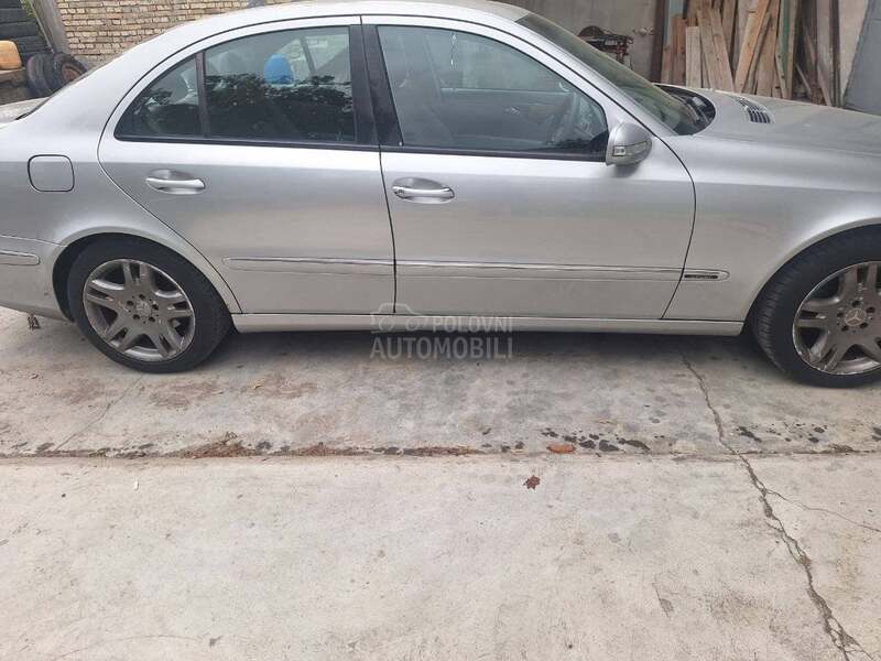 Delovi za Mercedes Benz E 220