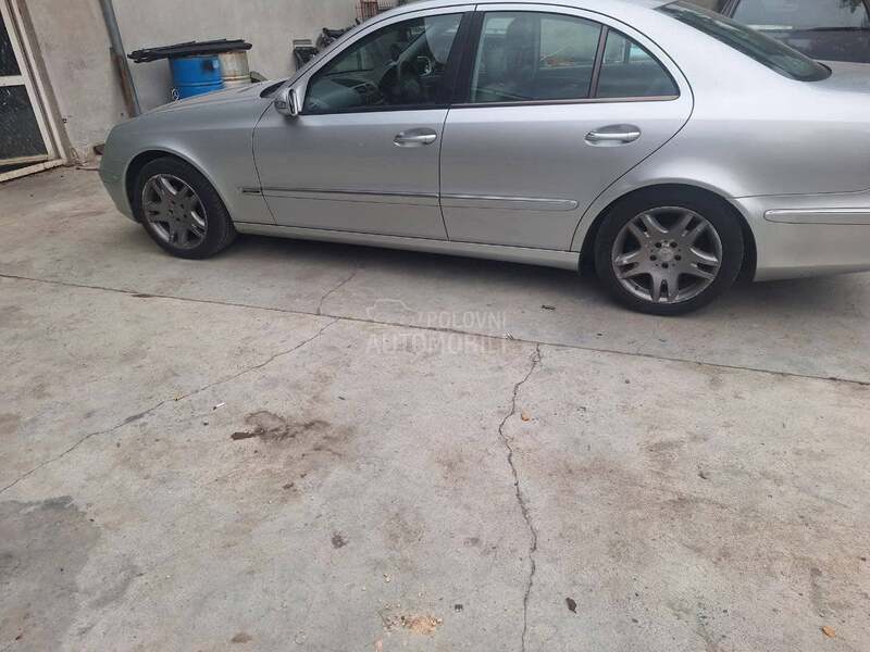 Delovi za Mercedes Benz E 220