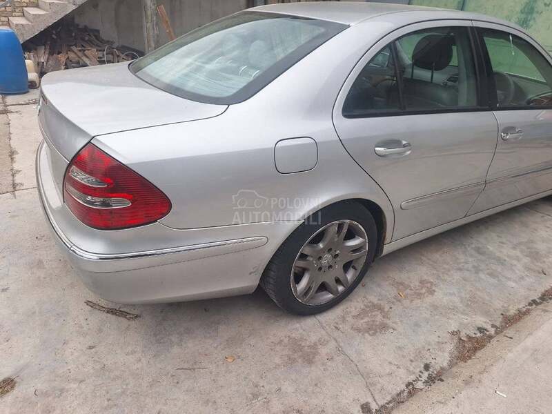 Delovi za Mercedes Benz E 220