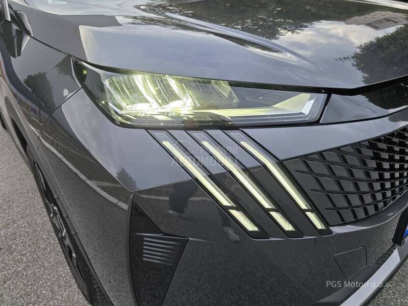 Peugeot 3008 1.2 HY ALLURE 136