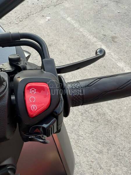 Yamaha Tricity 300 B kategorija