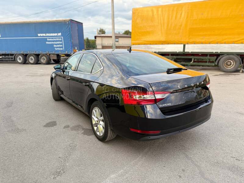 Škoda Superb kristal far