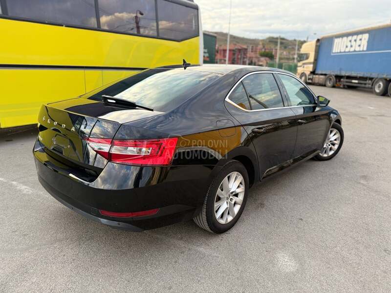 Škoda Superb kristal far