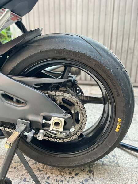 Yamaha R1 Akrapovic