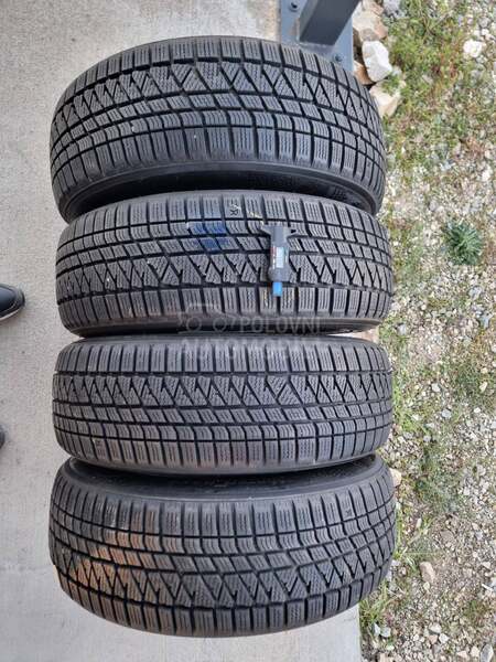 Kumho 215/65 R17 Zimska