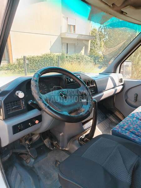 Mercedes Benz 208 2.3