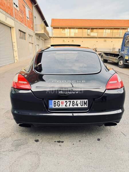 Porsche Panamera 4