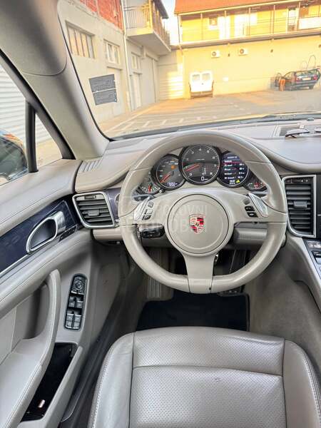 Porsche Panamera 4