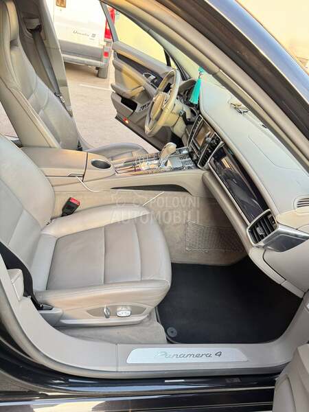 Porsche Panamera 4
