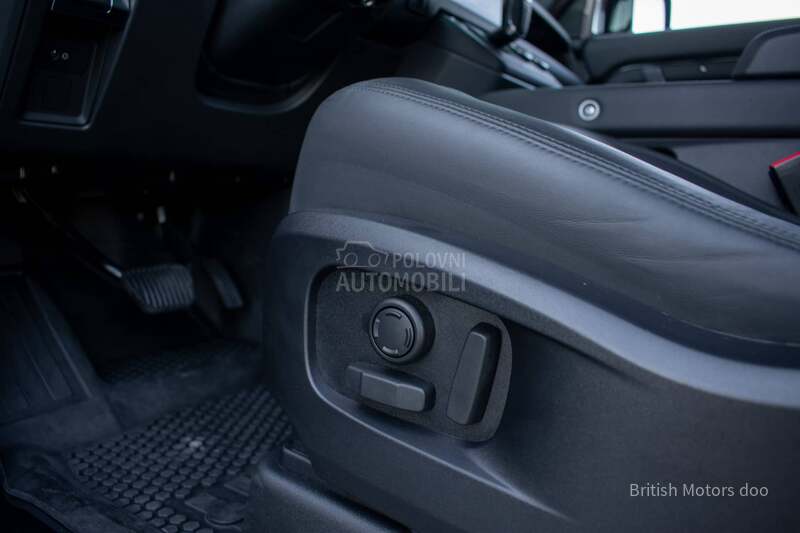 Land Rover Defender 