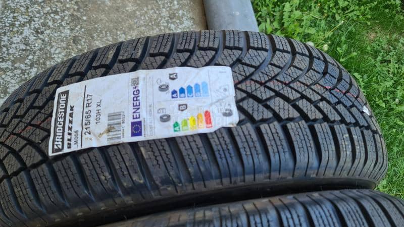 Bridgestone 215/65 R17 Zimska