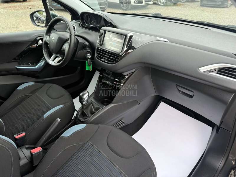 Peugeot 208 1.2 NAVl ALLURE