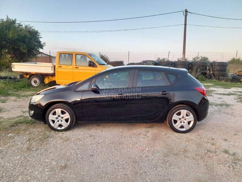 Opel Astra J 