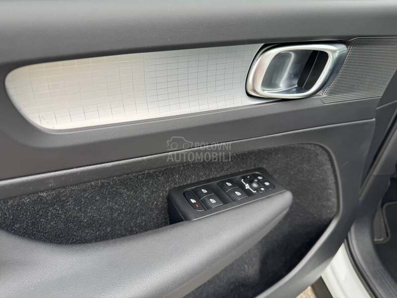 Volvo XC40 Momentum Pro