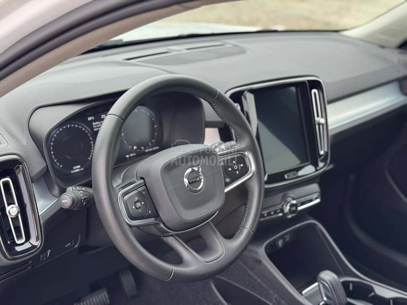 Volvo XC40 Momentum Pro