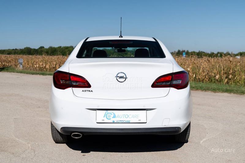 Opel Astra J 1.4 TURBO ENJOY