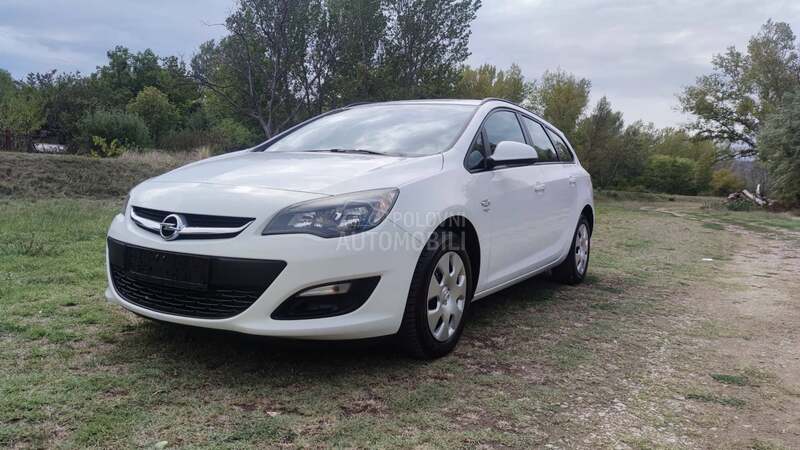 Opel Astra J 1.6 i ESSENTIA CH