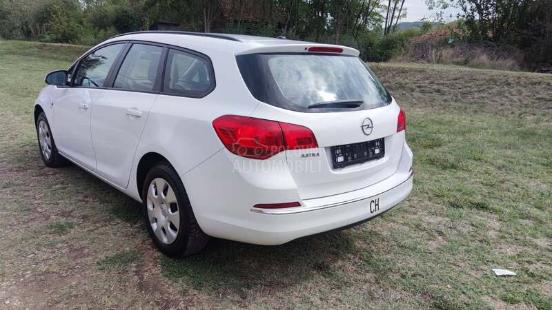 Opel Astra J 1.6 i ESSENTIA CH
