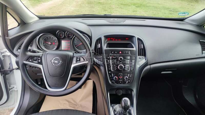 Opel Astra J 1.6 i ESSENTIA CH