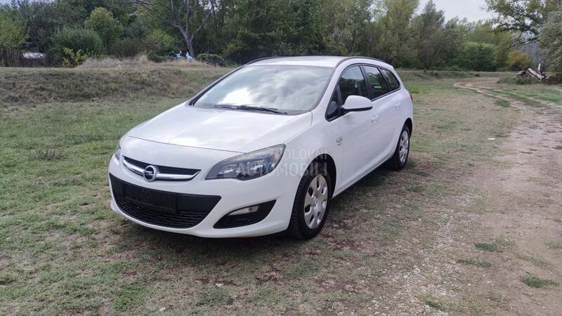 Opel Astra J 1.6 i ESSENTIA CH