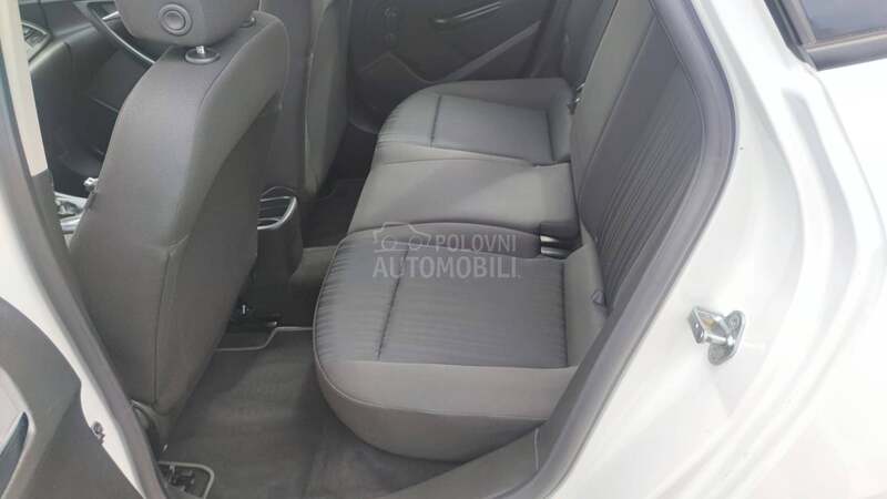 Opel Astra J 1.6 i ESSENTIA CH