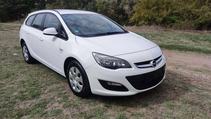 Opel Astra J 1.6 i ESSENTIA CH
