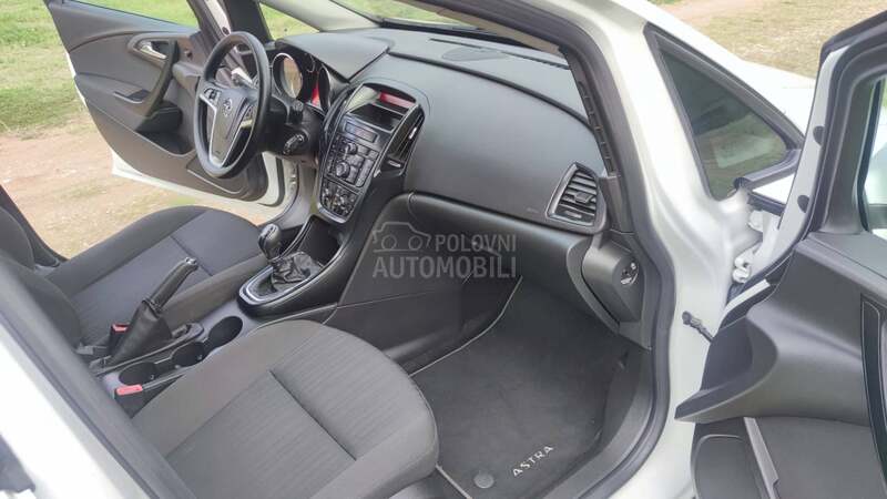 Opel Astra J 1.6 i ESSENTIA CH