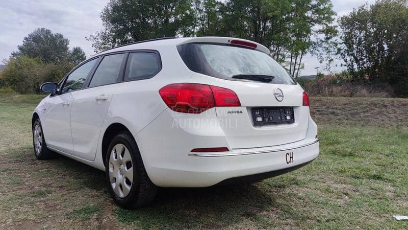 Opel Astra J 1.6 i ESSENTIA CH