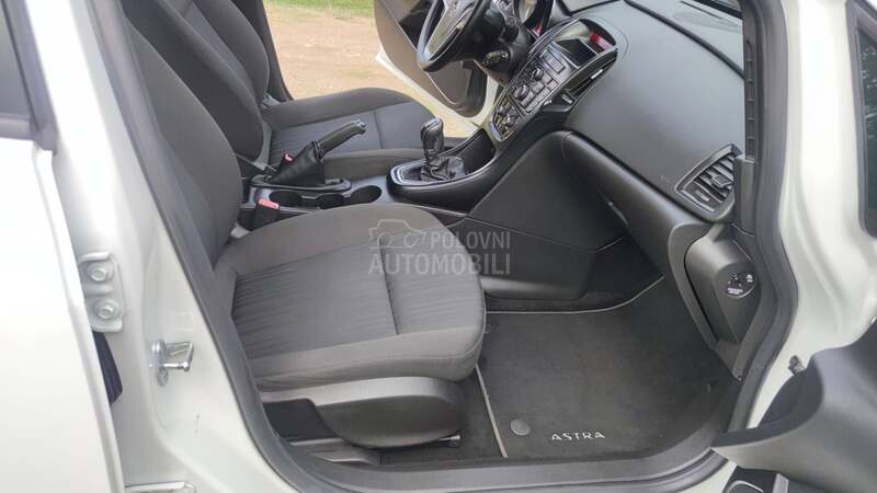 Opel Astra J 1.6 i ESSENTIA CH