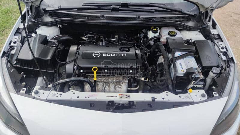 Opel Astra J 1.6 i ESSENTIA CH