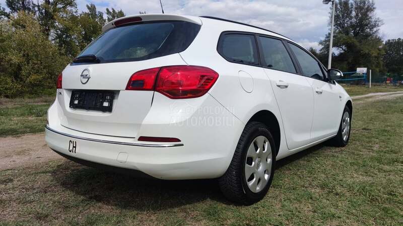 Opel Astra J 1.6 i ESSENTIA CH