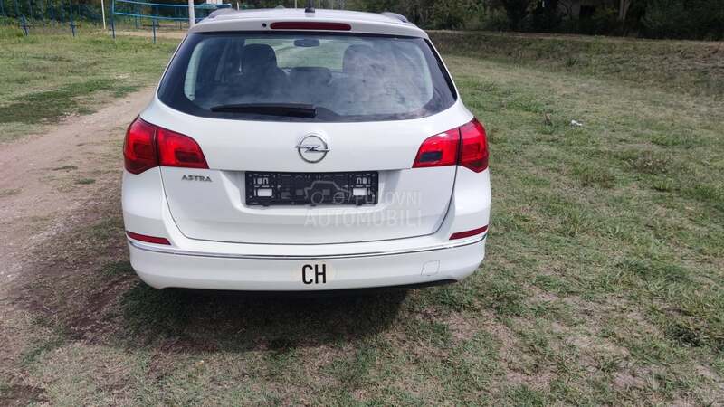 Opel Astra J 1.6 i ESSENTIA CH