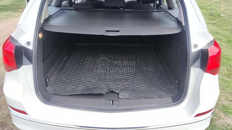 Opel Astra J 1.6 i ESSENTIA CH
