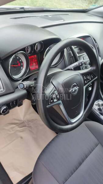 Opel Astra J 1.6 i ESSENTIA CH