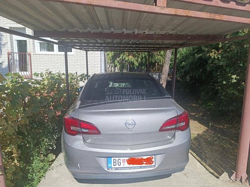 Opel Astra J NOTCHBACK